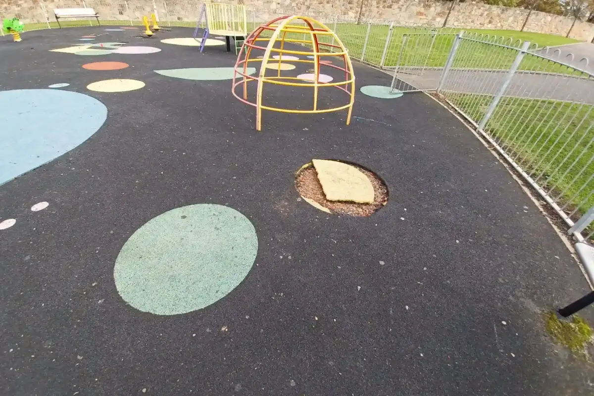 Multicoloured wetpour surface with colour damage
