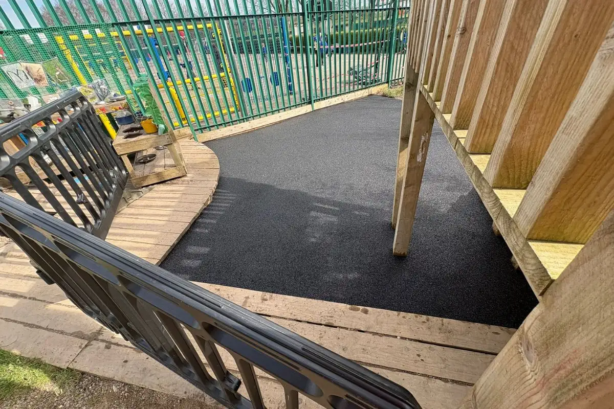 Black wetpour surfacing