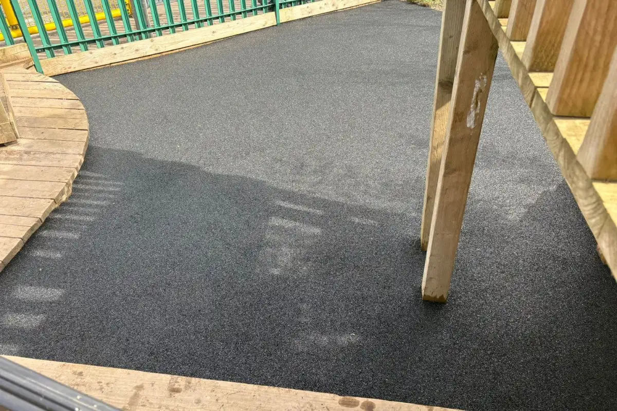 Black wetpour rubber mulch